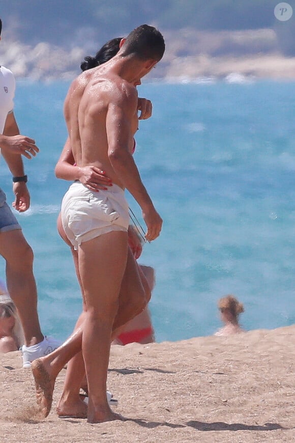 Exclusif - Cristiano Ronaldo et sa compagne Georgina Rodriguez profitent de la plage pendant leurs vacances en Grèce, le 9 juillet 2018.
