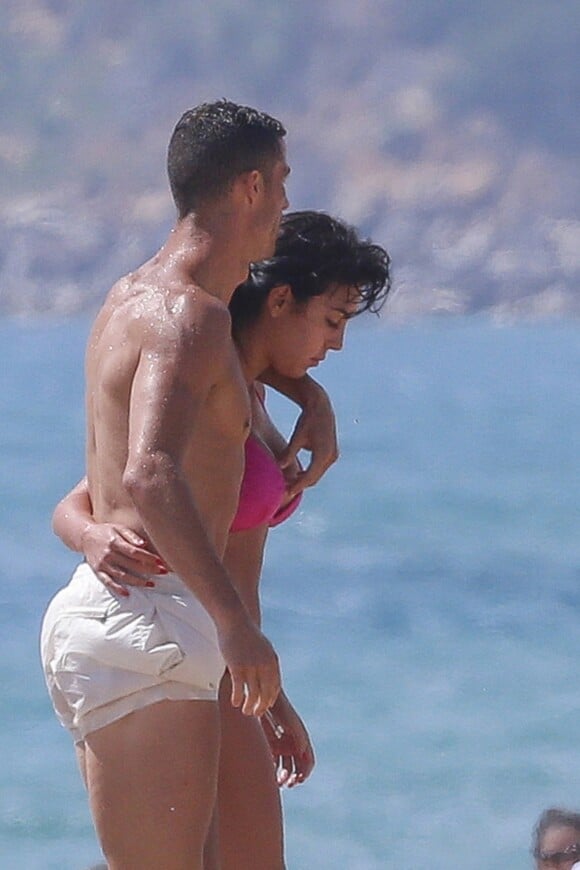 Exclusif - Cristiano Ronaldo et sa compagne Georgina Rodriguez profitent de la plage pendant leurs vacances en Grèce, le 9 juillet 2018.
