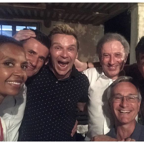 Karine Le Marchand, Cyril Rouquet Prevost (Masterchef), Jeanfi Janssens, Laurent Petitguillaume et Stéphane Plaza avec Michel Drucker, leur invité pour le dîner, lors de leurs vacances à Saint-Rémy-de-Provence en août 2018. Photo Instagram de Laurent Petitguillaume le 4 août 2018.