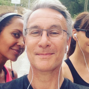 Laurent Petitguillaume en séance running avec Karine Le Marchand et Mathilda May lors de leurs vacances à Saint-Rémy-de-Provence en août 2018, photo Instagram.
