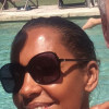 Karine Le Marchand et Laurent Petitguillaume, selfie au bord de la piscine lors de leurs vacances à Saint-Rémy-de-Provence en août 2018.