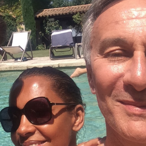 Karine Le Marchand et Laurent Petitguillaume, selfie au bord de la piscine lors de leurs vacances à Saint-Rémy-de-Provence en août 2018.