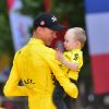 Christopher Froome avec son fils Kellan lors de l'arrivée finale du 104e Tour de France sur les Champs-Elysées à Paris le 23 juillet 2017. © Giancarlo Gorassini/Bestimage