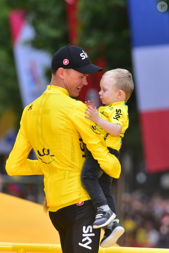 Christopher Froome avec son fils Kellan lors de l'arrivée finale du 104e Tour de France sur les Champs-Elysées à Paris le 23 juillet 2017. © Giancarlo Gorassini/Bestimage