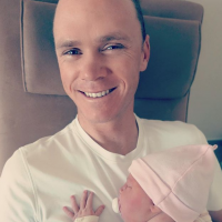 Chris Froome : Heureux papa, il pose avec sa petite fille tout juste née