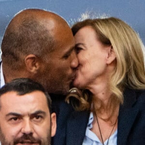 Exclusif - Valérie Trierweiler et son Romain Magellan dans les tribunes de la finale du Top 14 français entre Montpellier et Castres au Stade de France à Paris, le 2 juin 2018. © Pierre Perusseau/Bestimage