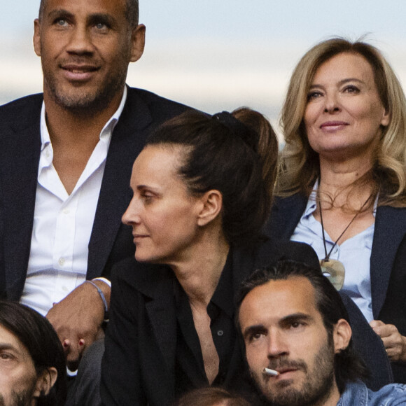 Exclusif - Valérie Trierweiler et son Romain Magellan dans les tribunes de la finale du Top 14 français entre Montpellier et Castres au Stade de France à Paris, le 2 juin 2018. © Pierre Perusseau/Bestimage