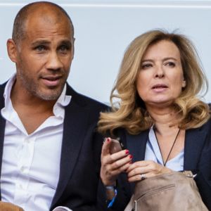 Exclusif - Valérie Trierweiler et son Romain Magellan dans les tribunes de la finale du Top 14 français entre Montpellier et Castres au Stade de France à Paris, le 2 juin 2018. © Pierre Perusseau/Bestimage