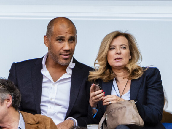 Exclusif - Valérie Trierweiler et son Romain Magellan dans les tribunes de la finale du Top 14 français entre Montpellier et Castres au Stade de France à Paris, le 2 juin 2018. © Pierre Perusseau/Bestimage