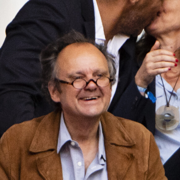 Exclusif - Valérie Trierweiler et son Romain Magellan dans les tribunes de la finale du Top 14 français entre Montpellier et Castres au Stade de France à Paris, le 2 juin 2018. © Pierre Perusseau/Bestimage