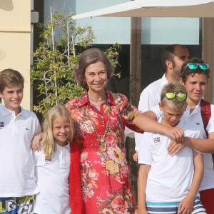 La reine Sofia d'Espagne entourée de sa fille l'infante Elena et de ses petits-enfants, enfants des infantes Elena et Cristina, à Palma de Majorque le 1er août 2014.