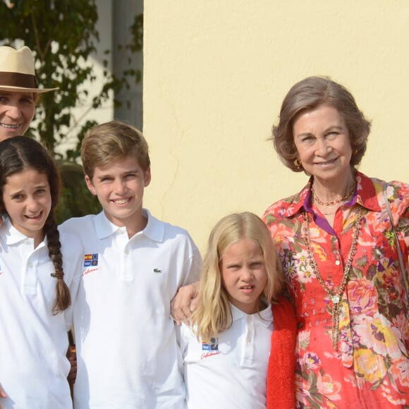 La reine Sofia d'Espagne entourée de sa fille l'infante Elena et de ses petits-enfants, enfants des infantes Elena et Cristina, à Palma de Majorque le 1er août 2014.