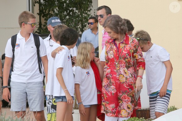 La reine Sofia d'Espagne entourée de ses petits-enfants, enfants des infantes Elena et Cristina, à Palma de Majorque le 1er août 2014.