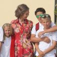  La reine Sofia d'Espagne entourée de ses petits-enfants, enfants des infantes Elena et Cristina, à Palma de Majorque le 1er août 2014. 
