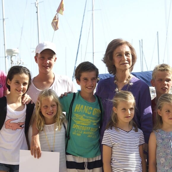 L'infante Elena d'Espagne et ses enfants Felipe et Victoria, la reine Sofia avec les enfants de l'infante Cristina (Juan Valentin, Irene, Pablo et Miguel) et Letizia d'Espagne avec ses filles Leonor et Sofia à l'école de voile Calanova à Palma de Majorque le 2 août 2013.