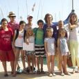  L'infante Elena d'Espagne et ses enfants Felipe et Victoria, la reine Sofia avec les enfants de l'infante Cristina (Juan Valentin, Irene, Pablo et Miguel) et Letizia d'Espagne avec ses filles Leonor et Sofia à l'école de voile Calanova à Palma de Majorque le 2 août 2013. 