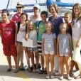  L'infante Elena d'Espagne et ses enfants Felipe et Victoria, la reine Sofia avec les enfants de l'infante Cristina (Juan Valentin, Irene, Pablo et Miguel) et Letizia d'Espagne avec ses filles Leonor et Sofia à l'école de voile Calanova à Palma de Majorque le 2 août 2013. 