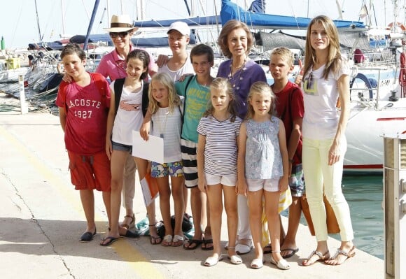 L'infante Elena d'Espagne et ses enfants Felipe et Victoria, la reine Sofia avec les enfants de l'infante Cristina (Juan Valentin, Irene, Pablo et Miguel) et Letizia d'Espagne avec ses filles Leonor et Sofia à l'école de voile Calanova à Palma de Majorque le 2 août 2013.