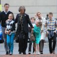  La reine Sofia d'Espagne à Washington en avril 2012 avec l'infante Cristina, son mari Iñaki Urdangarin et leurs quatre enfants, qui vivaient alors dans la capitale américaine. 