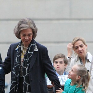 La reine Sofia d'Espagne à Washington en avril 2012 avec l'infante Cristina, son mari Iñaki Urdangarin et leurs quatre enfants, qui vivaient alors dans la capitale américaine.