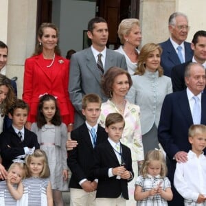 La famille royale d'Espagne rassemblée en mai 2009 à Barcelone pour la communion de Juan et Pablo Urdangarin, fils de l'infante Cristina.