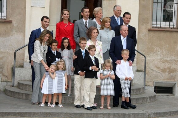 La famille royale d'Espagne rassemblée en mai 2009 à Barcelone pour la communion de Juan et Pablo Urdangarin, fils de l'infante Cristina.