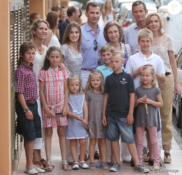 La famille royale espagnole à Palma de Majorque en août 2011 : L'infante Elena et ses enfants Felipe et Victoria, Felipe et Letizia avec leurs filles Leonor et Sofia, la reine Sofia, et l'infante Cristina et Iñaki Urdangarin avec leurs enfants Pablo, Miguel, Juan Valentin et Irene.