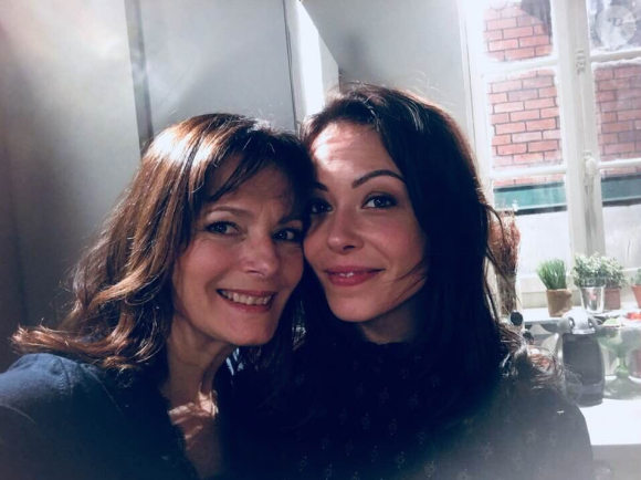 Cécilia Hornus et Dounia Coesens dans les coulisses du tournage de "Plus belle la vie". Janvier 2018.