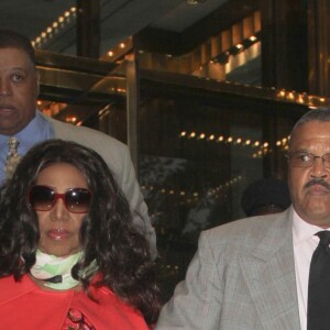 Aretha Franklin sort de son hôtel avec son compagnon Willie Wilkerson pour se rendre sur le plateau de l'émission "Live With Kelly & Michael Show" à New York, le 11 juin 2014.