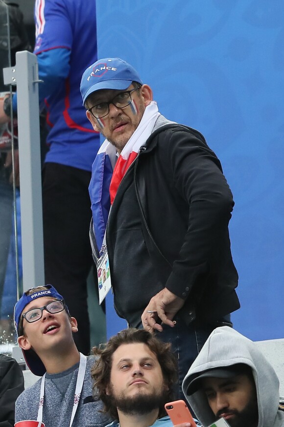 Dany Boon et son fils Eytan Boon - Célébrités dans les tribunes lors de la demi-finale de la coupe du monde opposant la France à la Belgique à Saint-Pétersbourg, Russie, le 10 juillet 2018. La France a gagné 1-0. © Cyril Moreau/Bestimage