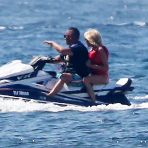 Brigitte Macron fait du jet ski avec son garde du corps au large du Fort de Brégançon à Bormes-les-Mimosas. Le 12 août 2018