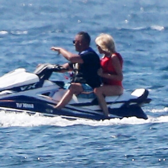 Brigitte Macron fait du jet ski avec son garde du corps au large du Fort de Brégançon à Bormes-les-Mimosas. Le 12 août 2018