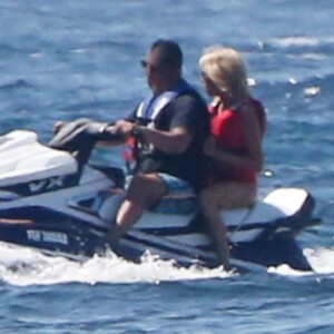 Brigitte Macron fait du jet ski avec son garde du corps au large du Fort de Brégançon à Bormes-les-Mimosas. Le 12 août 2018