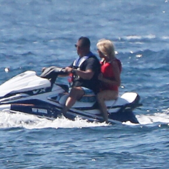 Brigitte Macron fait du jet ski avec son garde du corps au large du Fort de Brégançon à Bormes-les-Mimosas. Le 12 août 2018