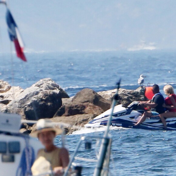 Brigitte Macron fait du jet ski avec son garde du corps au large du Fort de Brégançon à Bormes-les-Mimosas. Le 12 août 2018