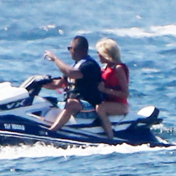 Brigitte Macron fait du jet ski avec son garde du corps au large du Fort de Brégançon à Bormes-les-Mimosas. Le 12 août 2018