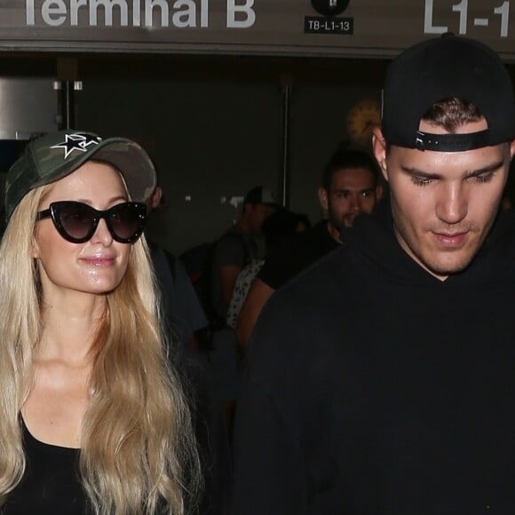 Paris Hilton et son fiancé Chris Zylka arrivent à l' aéroport à Los Angeles Le 27 Juillet 2018