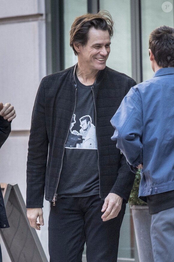 Jim Carrey est aperçu discutant avec des amis à l'extérieur d'une galerie d'art dans le quartier de SoHo à New York, le 18 octobre 2017.