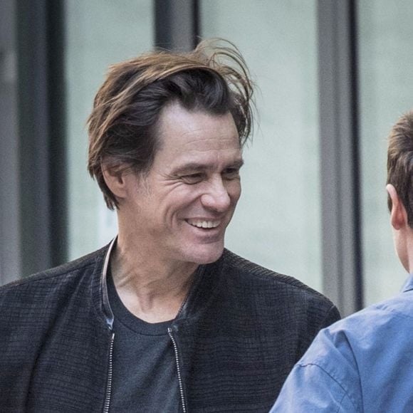 Jim Carrey est aperçu discutant avec des amis à l'extérieur d'une galerie d'art dans le quartier de SoHo à New York, le 18 octobre 2017.