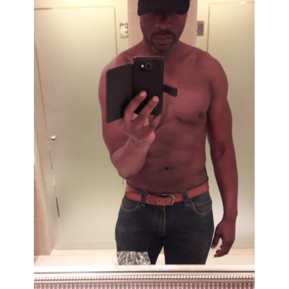 Harry Roselmack torse nu après sa séance de sport, le 16 août 2018 à Paris.