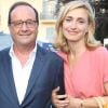 L'ancien président François Hollande avec sa compagne Julie Gayet et Téo Saavedra, directeur du festival, aux Nuits du Sud à Vence le 19 juillet 2018.