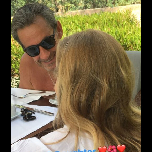 Carla Bruni-Sarkozy publie une photo de son époux Nicolas Sarkozy et de leur fille Giulia sur Instagram le 21 août 2018.