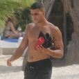 Exclusif - Younes Bendjima en vacances à la plage de Playa del Carmen entre amis sous le soleil du Mexique le 7 août 2018