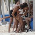 Exclusif - Younes Bendjima et Jordan Ozuna s'amusent à la plage de Playa del Carmen entre amis sous le soleil du Mexique le 7 août 2018