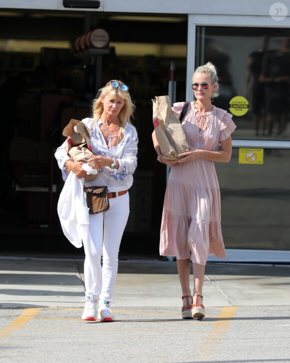 Semi-Exclusif - Laeticia Hallyday et Isabelle Camus font des courses au drugstore CVS à Pacific Palisades, Californie, Etats-Unis, le 26 mai 2018.
