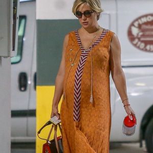 Exclusif - Kate Hudson enceinte et son compagnon Danny Fujikawa sont allés déjeuner en amoureux au restaurant à Santa Monica, le 10 août 2018