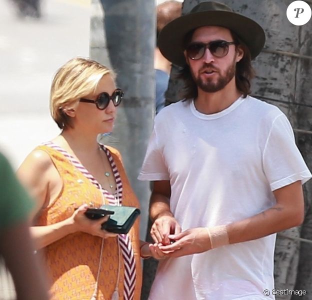Exclusif - Kate Hudson enceinte et son compagnon Danny Fujikawa sont allés déjeuner en amoureux au restaurant à Santa Monica, le 10 août 2018