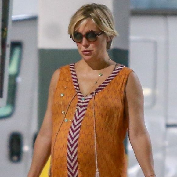 Exclusif - No web - Kate Hudson enceinte et son compagnon D. Fujikawa sont allés déjeuner en amoureux au restaurant à Santa Monica, le 10 août 2018  For germany call for price Exclusive - Pregnant actress Kate Hudson, who is only a month away from welcoming her third baby, and her boyfriend D. Fujikawa go to lunch in Santa Monica. She wore a burnt orange maxi dress and carried a black leather designer tote bag. 10th august 201810/08/2018 - Los Angeles