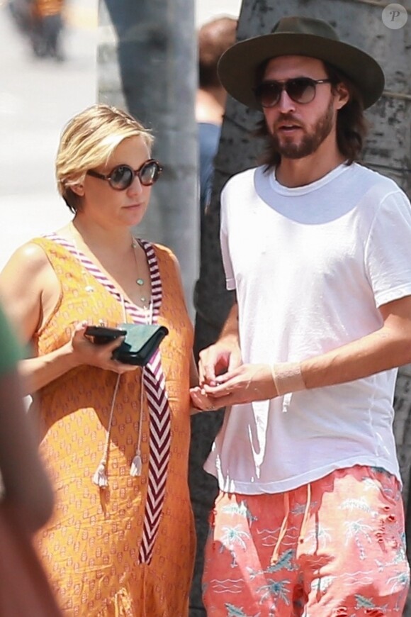 Exclusif - No web - Kate Hudson enceinte et son compagnon Danny Fujikawa sont allés déjeuner en amoureux au restaurant à Santa Monica, le 10 août 2018  For germany call for price Exclusive - Pregnant actress Kate Hudson, who is only a month away from welcoming her third baby, and her boyfriend Danny Fujikawa go to lunch in Santa Monica. She wore a burnt orange maxi dress and carried a black leather designer tote bag. 10th august 201810/08/2018 - Los Angeles