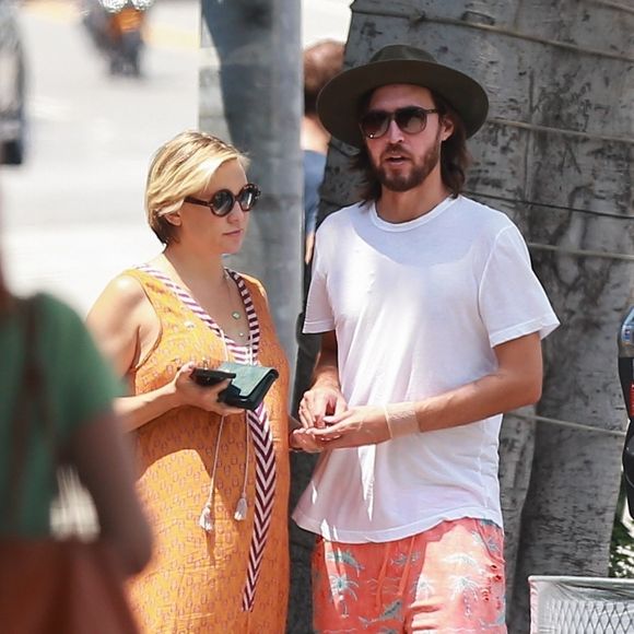 Exclusif - No web - Kate Hudson enceinte et son compagnon Danny Fujikawa sont allés déjeuner en amoureux au restaurant à Santa Monica, le 10 août 2018  For germany call for price Exclusive - Pregnant actress Kate Hudson, who is only a month away from welcoming her third baby, and her boyfriend Danny Fujikawa go to lunch in Santa Monica. She wore a burnt orange maxi dress and carried a black leather designer tote bag. 10th august 201810/08/2018 - Los Angeles